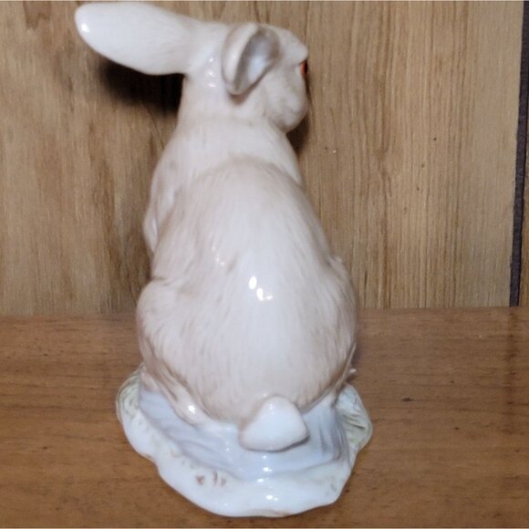 Vintage 1986 Enesco Imports Porcelain Easter Bunny Rabbit Sitting in Grass Figur - Picture 6 of 9